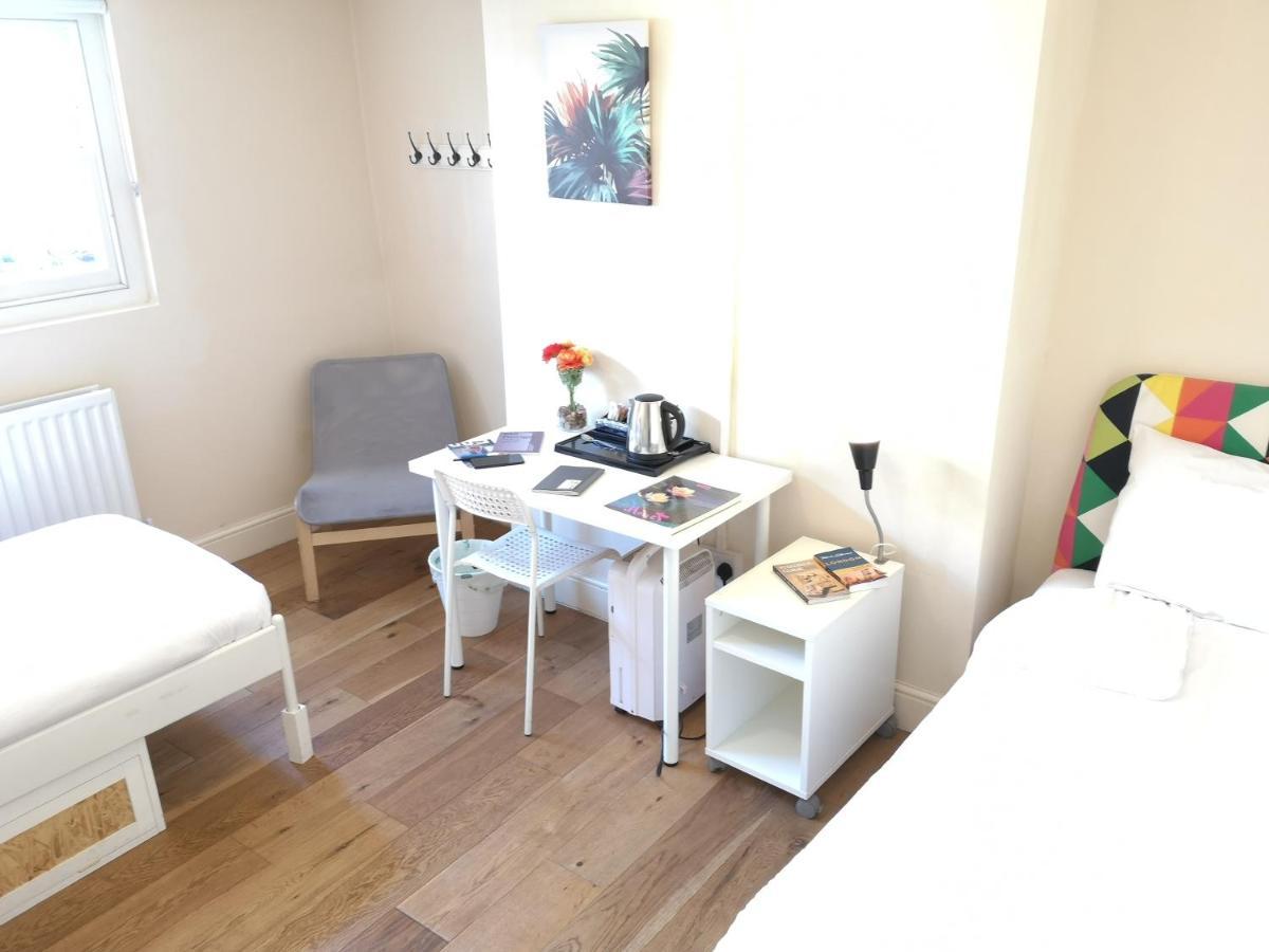 Zweibettzimmer mit geteilten Einrichtungen